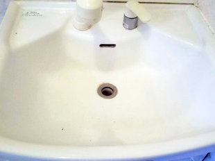 水垢がついた洗面台