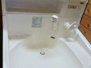 水垢が貯まった洗面台