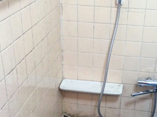 カビや水垢で汚れた浴室の壁